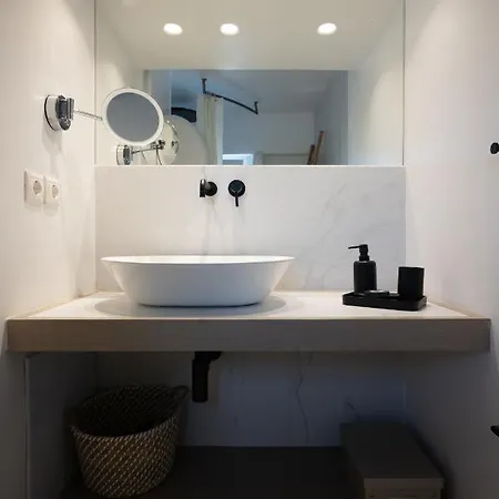 Alojamento de Acomodação e Pequeno-almoço Blue, White And Grey 4*