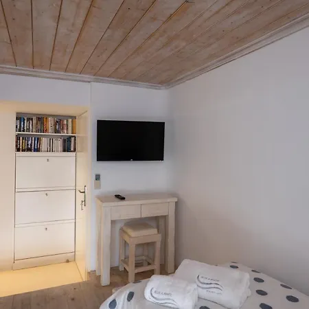 Alojamento de Acomodação e Pequeno-almoço Blue, White And Grey 4*