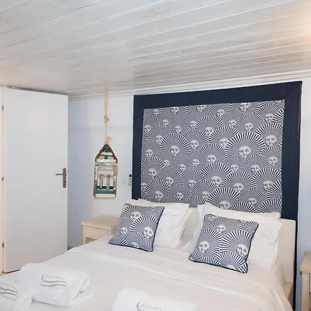 Alojamento de Acomodação e Pequeno-almoço Blue, White And Grey 4*