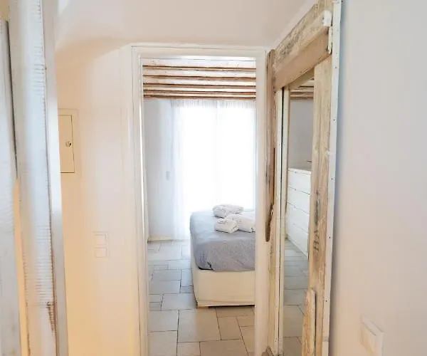 Blue, White And Grey أورنوس