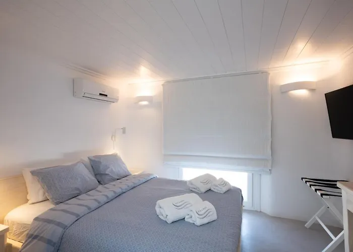 Blue, White And Grey أورنوس